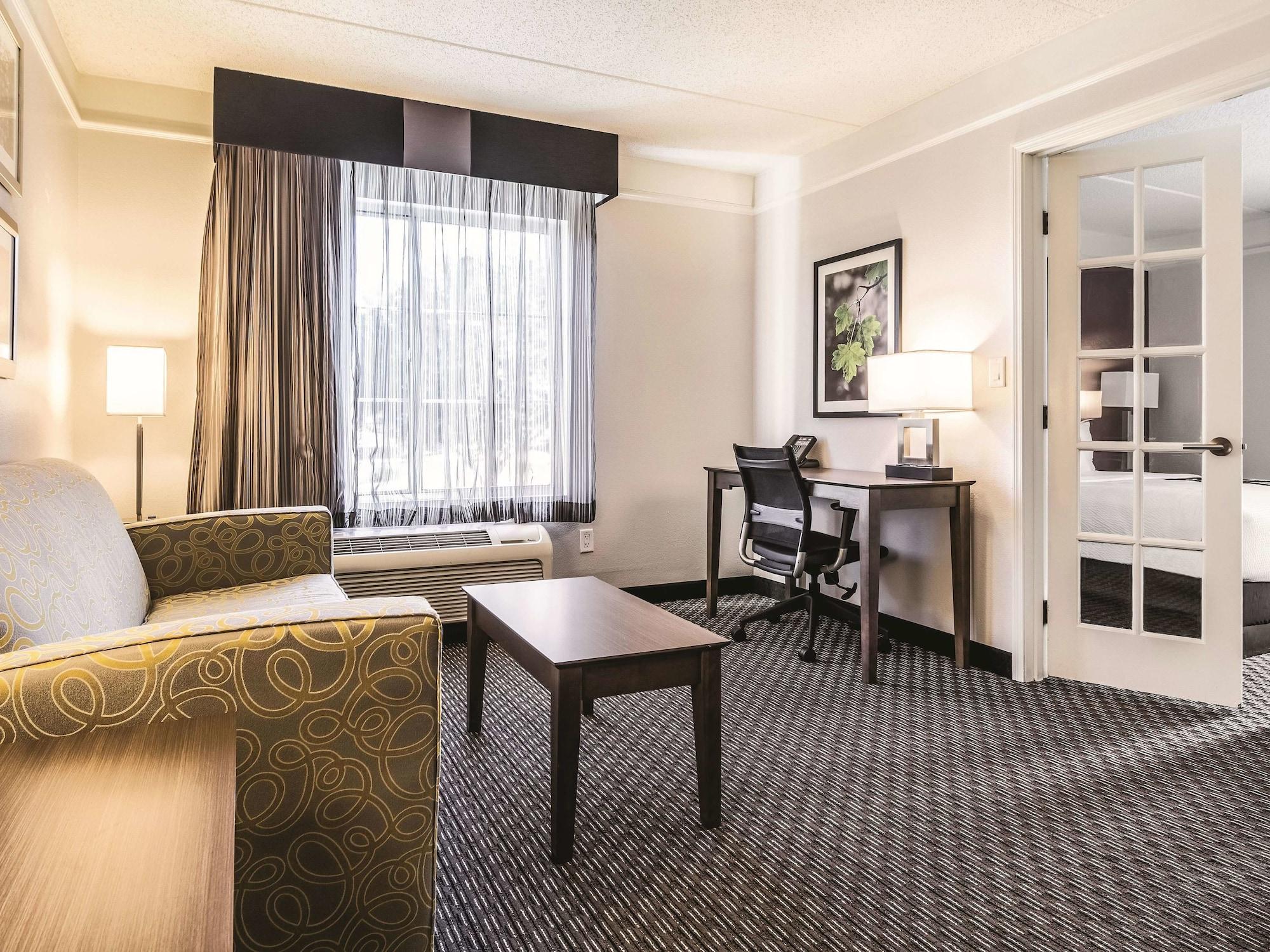 La Quinta By Wyndham Alexandria Airport Hotel Luaran gambar