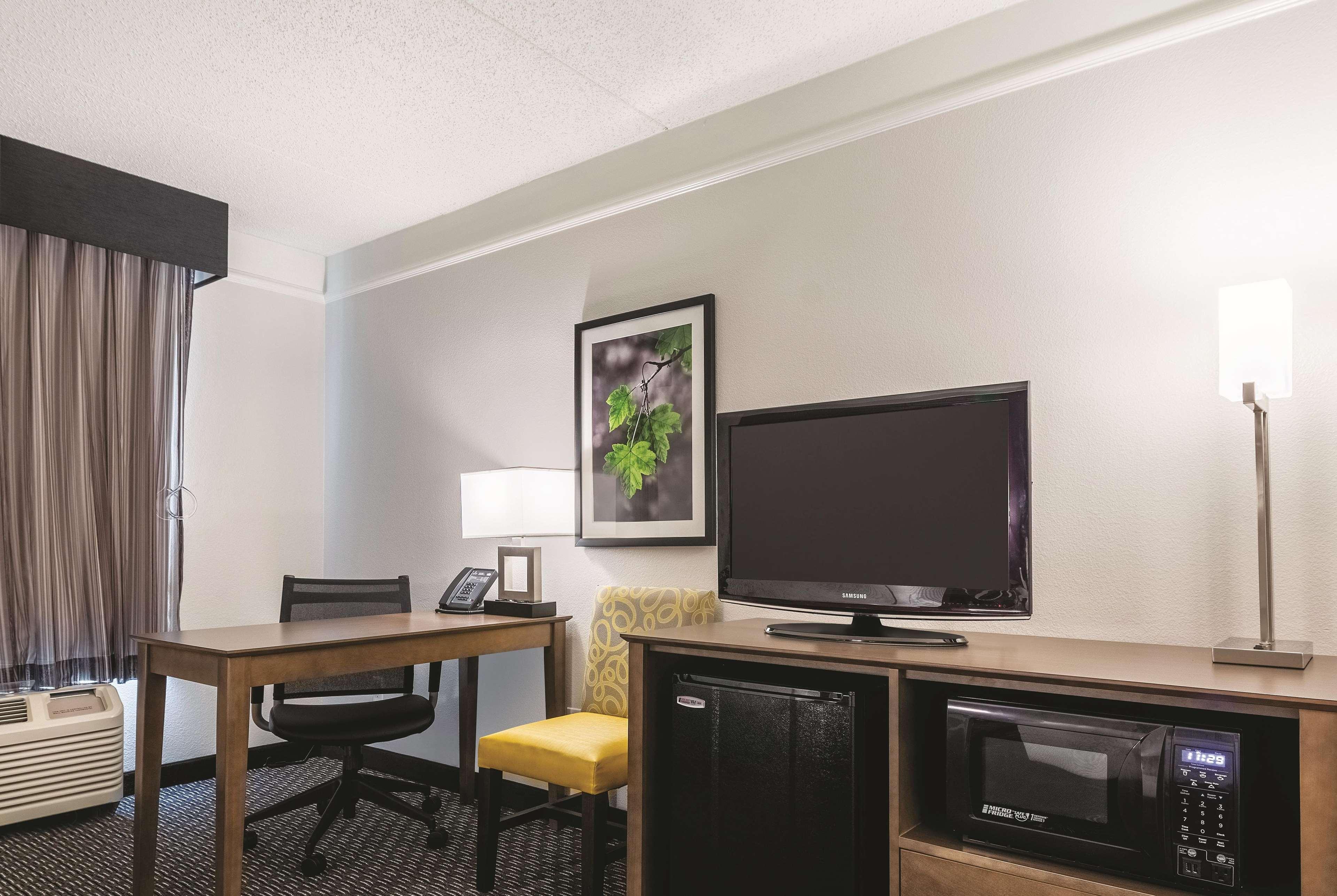La Quinta By Wyndham Alexandria Airport Hotel Luaran gambar