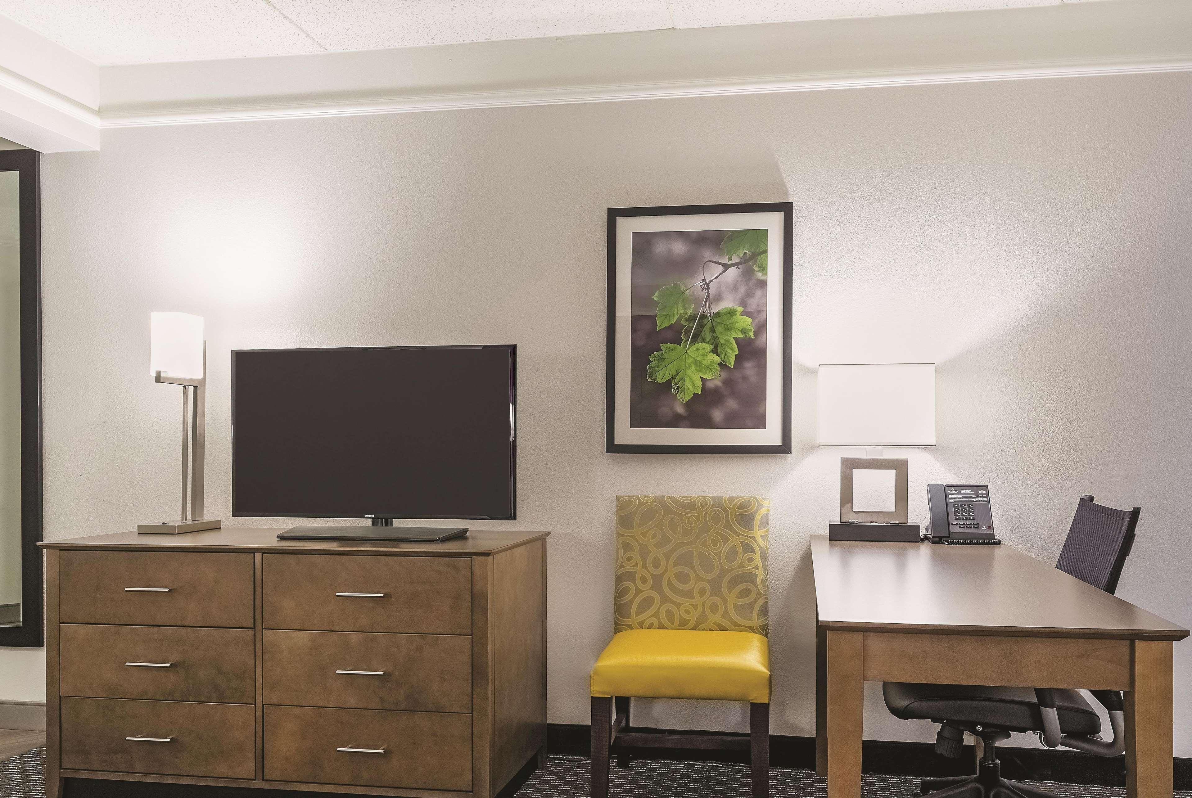 La Quinta By Wyndham Alexandria Airport Hotel Luaran gambar