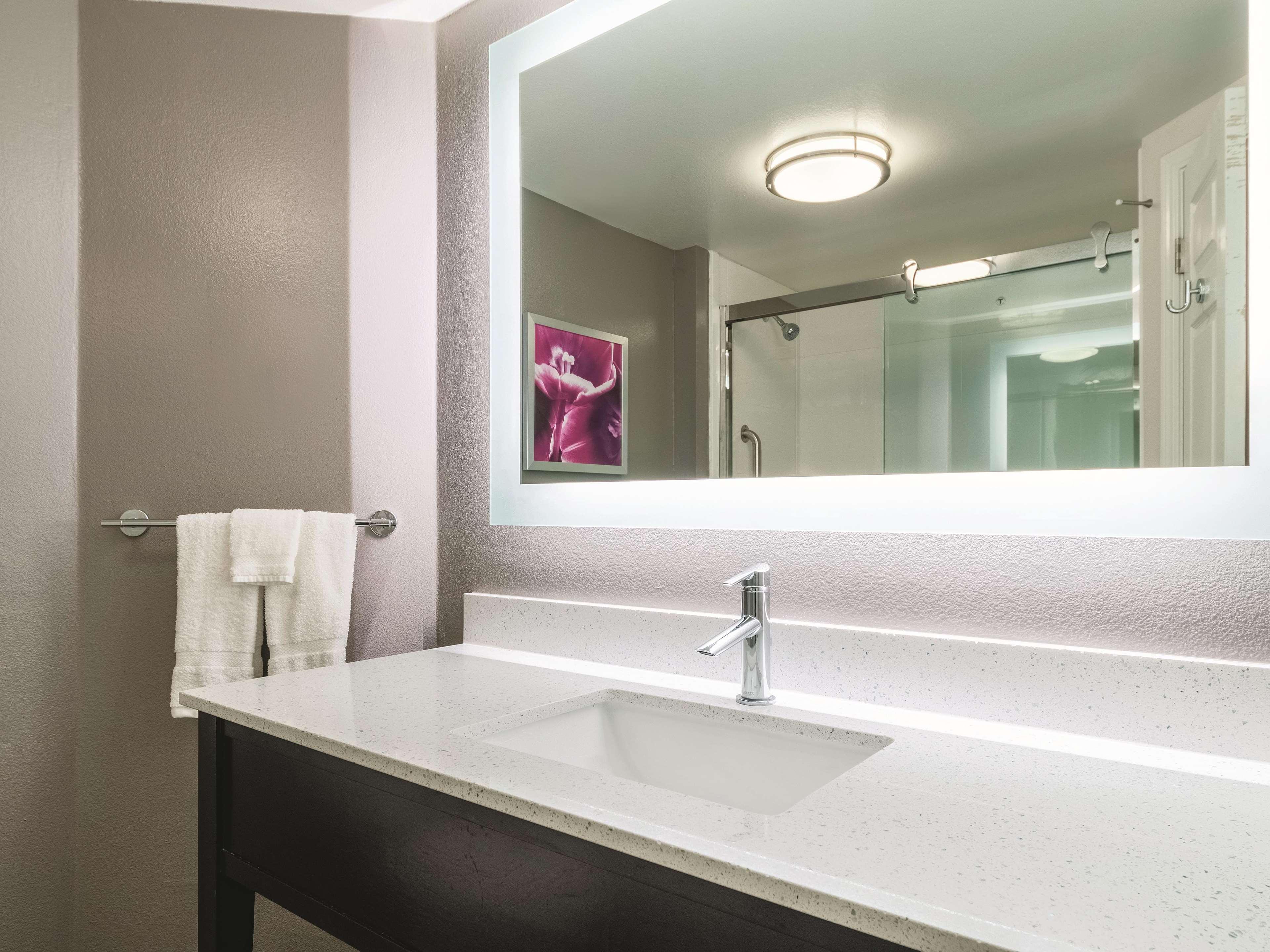 La Quinta By Wyndham Alexandria Airport Hotel Luaran gambar