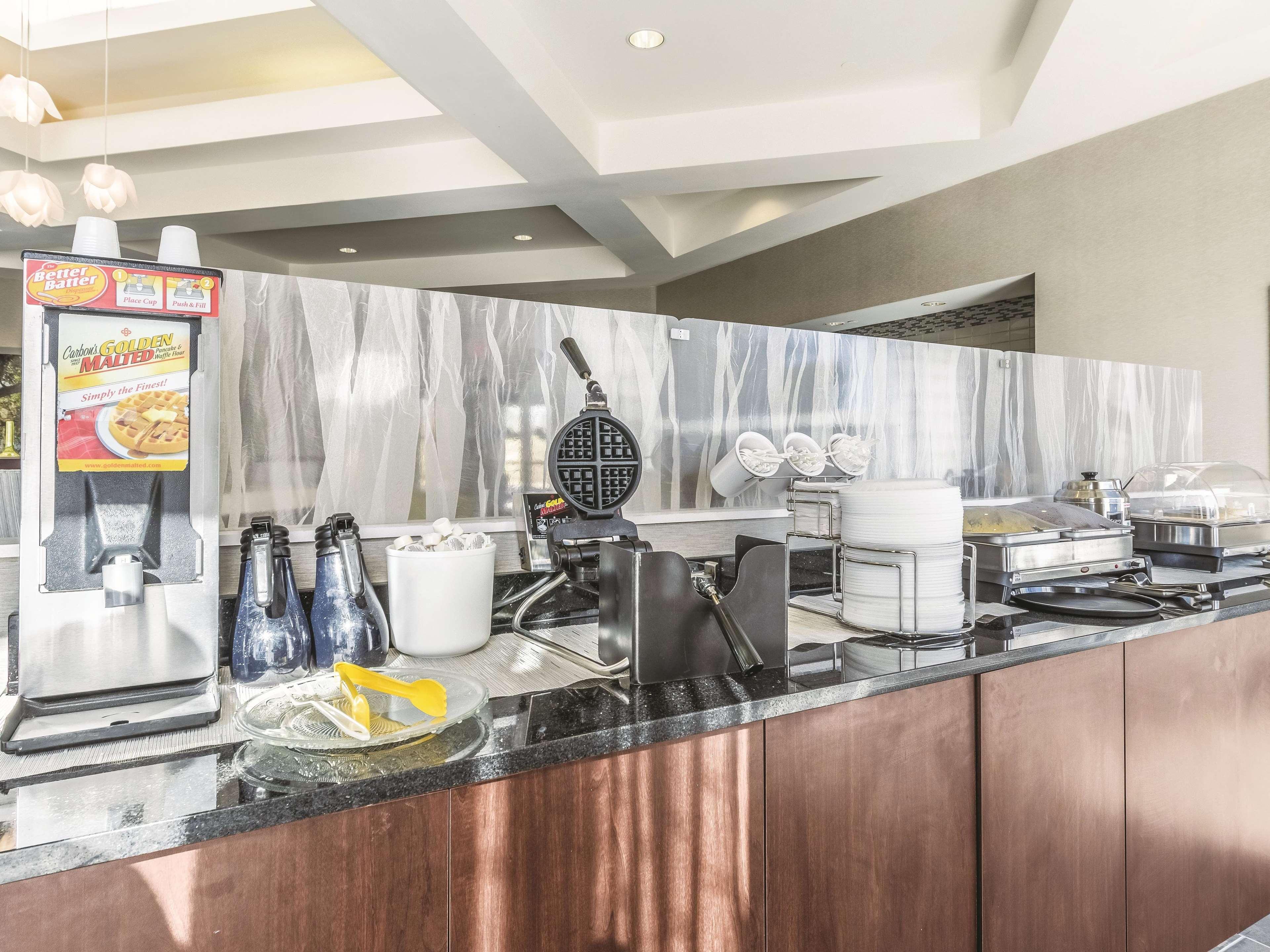 La Quinta By Wyndham Alexandria Airport Hotel Luaran gambar