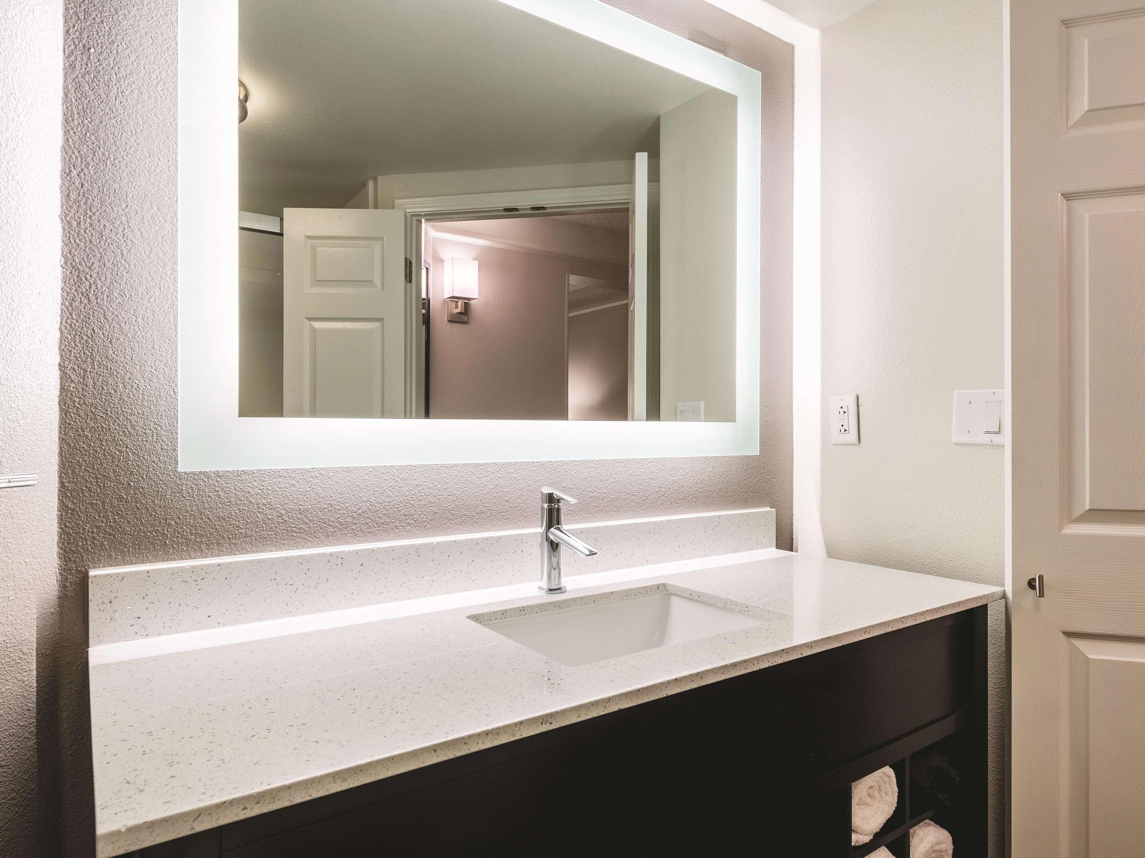 La Quinta By Wyndham Alexandria Airport Hotel Luaran gambar