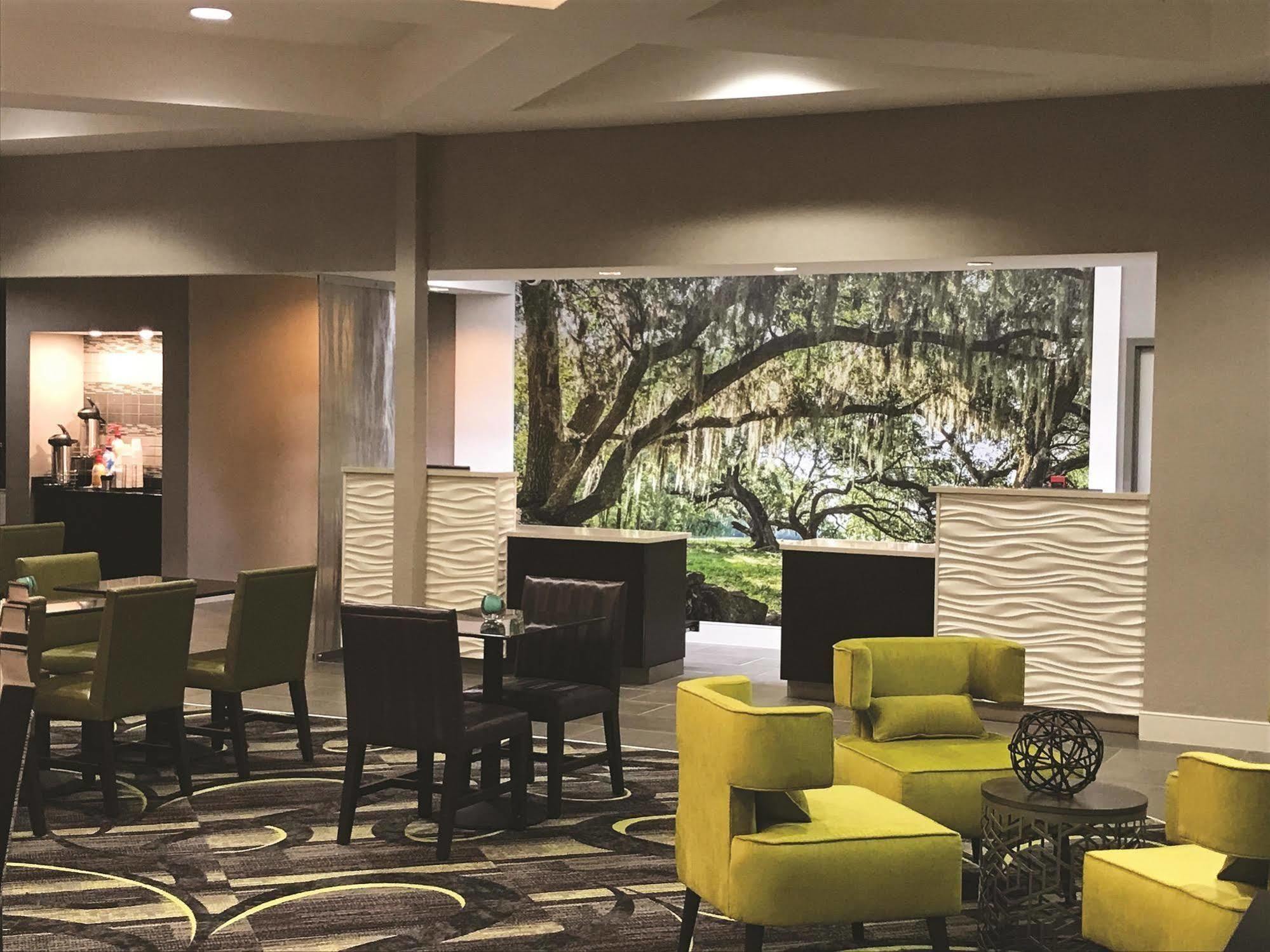 La Quinta By Wyndham Alexandria Airport Hotel Luaran gambar