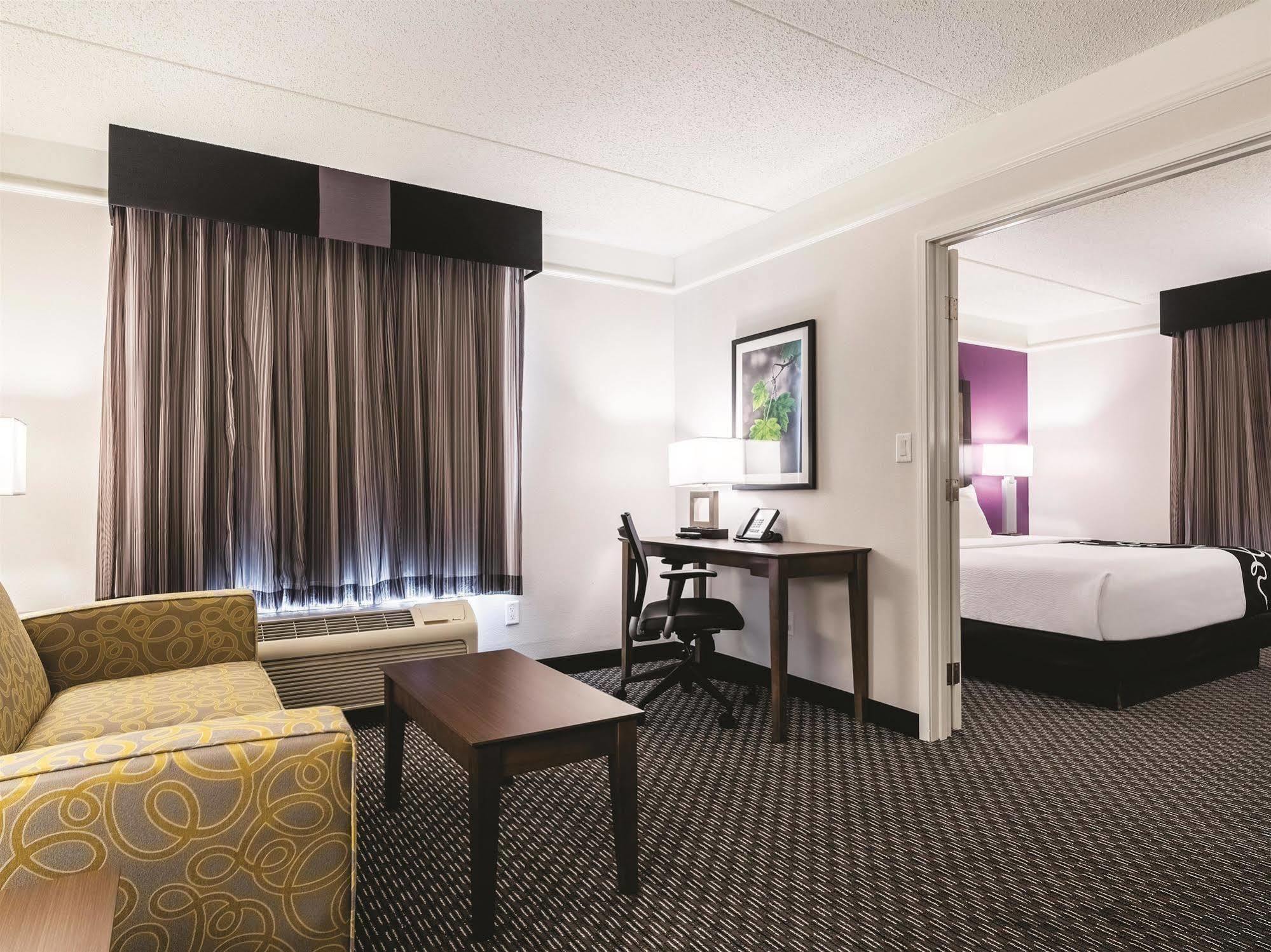 La Quinta By Wyndham Alexandria Airport Hotel Luaran gambar