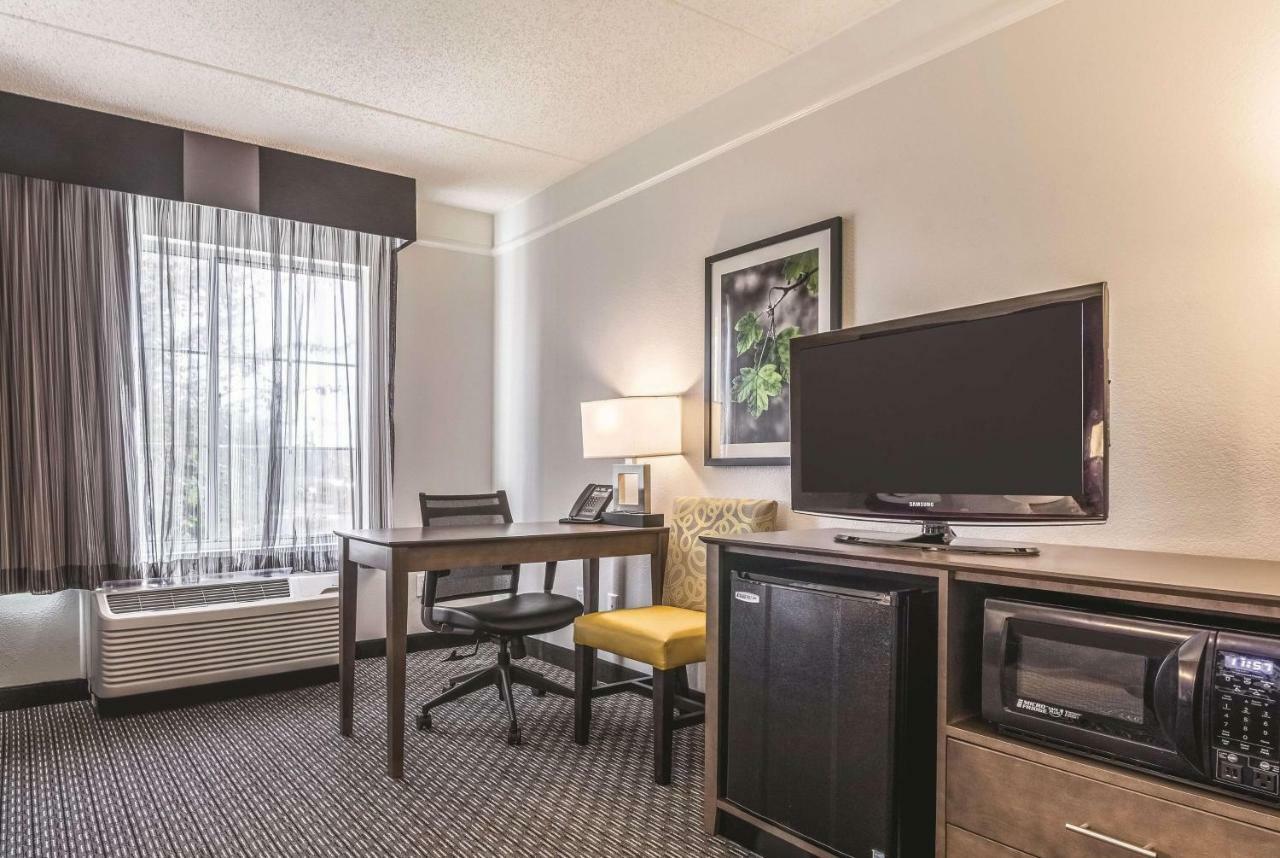 La Quinta By Wyndham Alexandria Airport Hotel Luaran gambar